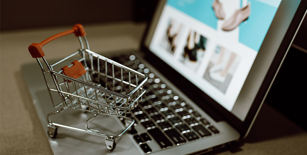 laptop con carrito de compra